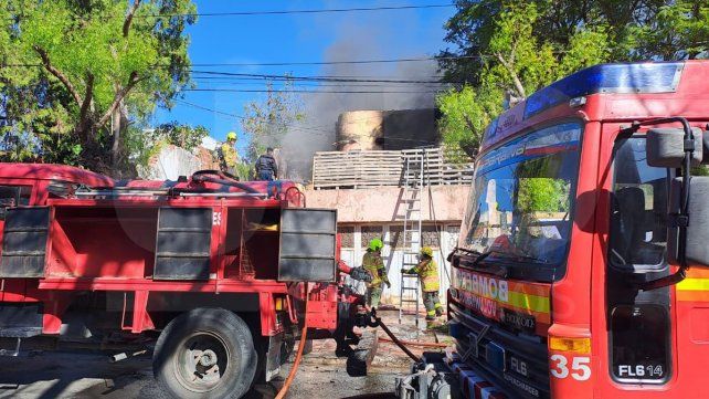 Bomberos Zapadores de Paraná apagaron un incendio en un local abandonado.
