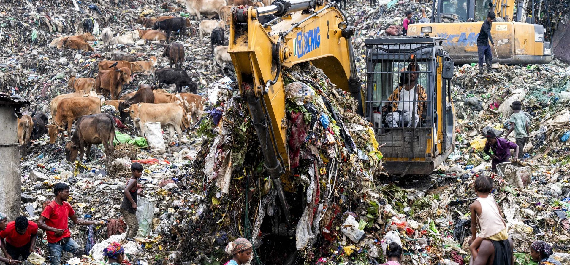 Trabajadores municipales utilizan excavadoras para buscar materiales reciclables en el vertedero de basura de Boragaon, Guwahati, India. Fotografía: David Talukdar/Anadolu/Getty Images Trabajadores municipales utilizan excavadoras para buscar materiales reciclables en el vertedero de basura de Boragaon, Guwahati, India. Fotografía: David Talukdar/Anadolu/Getty Images