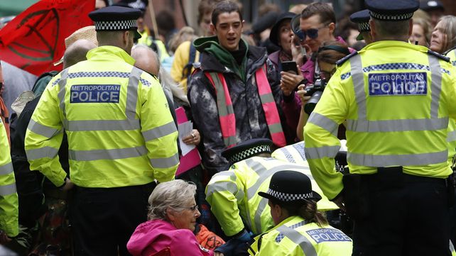 Manifestantes en Londres piden acciones urgentes para contrarrestar el calentamiento global