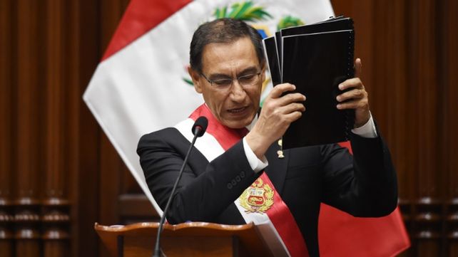 Perú: el presidente disolvió el Congreso y el Congreso suspendió al presidente