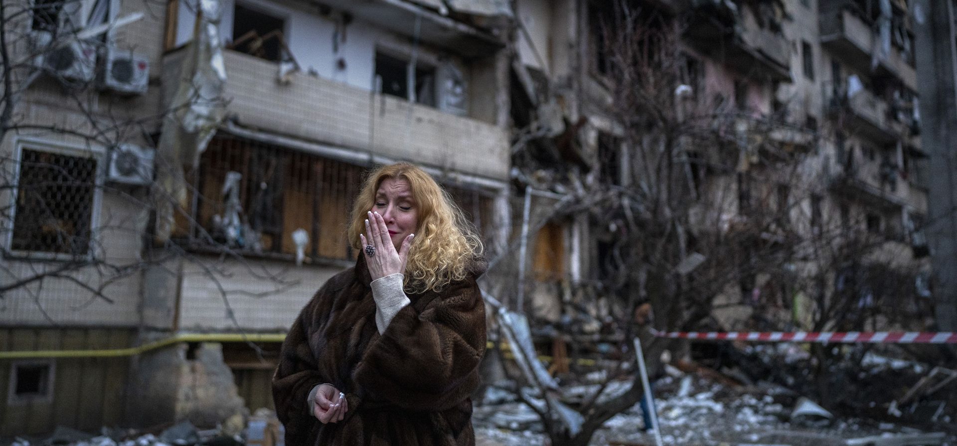 El llanto de una mujer que reacciona al constatar los daños que sufrió su casa luego de un ataque con cohetes en la ciudad de Kiev, Ucrania, el viernes 25 de febrero de 2022.