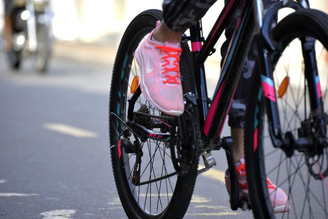 Un ciclista urbano en Paraná.&nbsp;