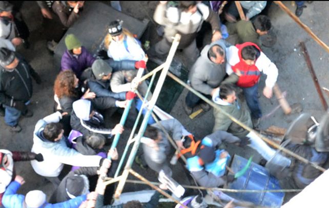 Docentes y camioneros intentan ingresar a la Casa de Gobierno fueguina.