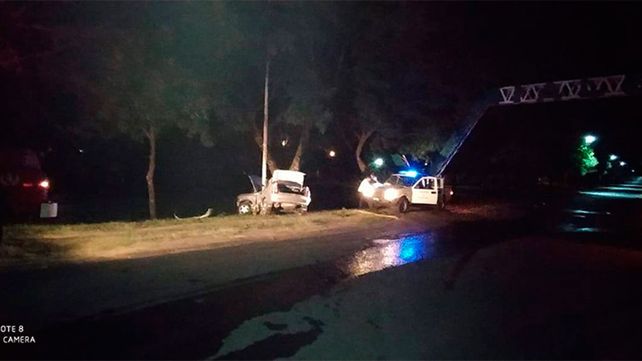 Auto quedó incrustado contra una columna en el acceso a Viale