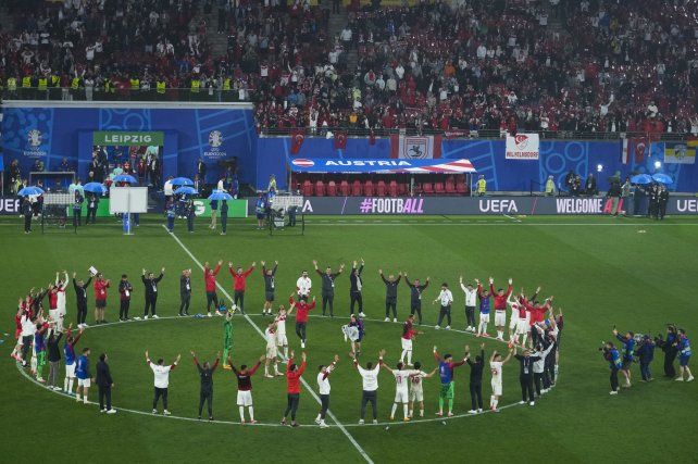 Los jugadores de Turquía celebran la victoria ante Austria y el pase a cuartos.
