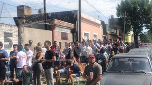 Continúan las largas colas para canjear las entradas en Colón