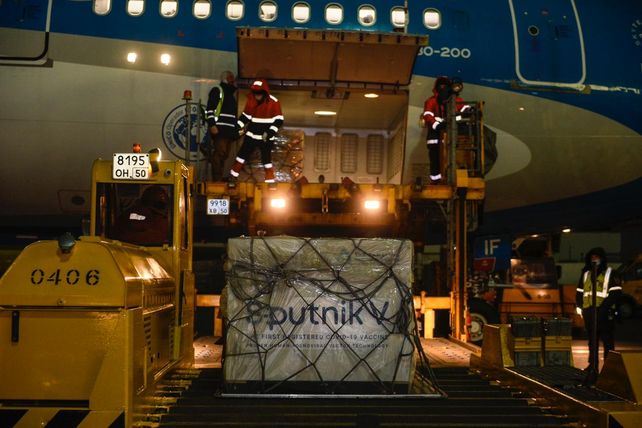 Llegó otro lote de Sputnik V y parte un nuevo avión hacia Moscú