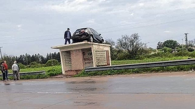 Automóvil voló por el aire y quedó sobre una garita de colectivos