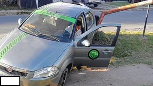 Paraná: remisero perdió el control del auto y terminó contra un poste de luz