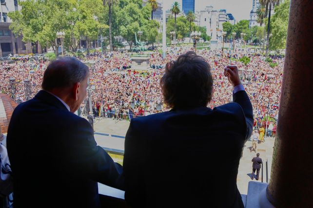 Milei invitó a González Urrutia al mítico balcón que da a la Plaza de Mayo, donde esperaba un grupo de venezolanos residentes en la Argentina