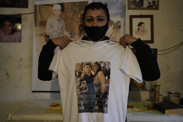 La mamá de Alejo Bravo sosteniendo una remera con una foto de su hijo de 19 años