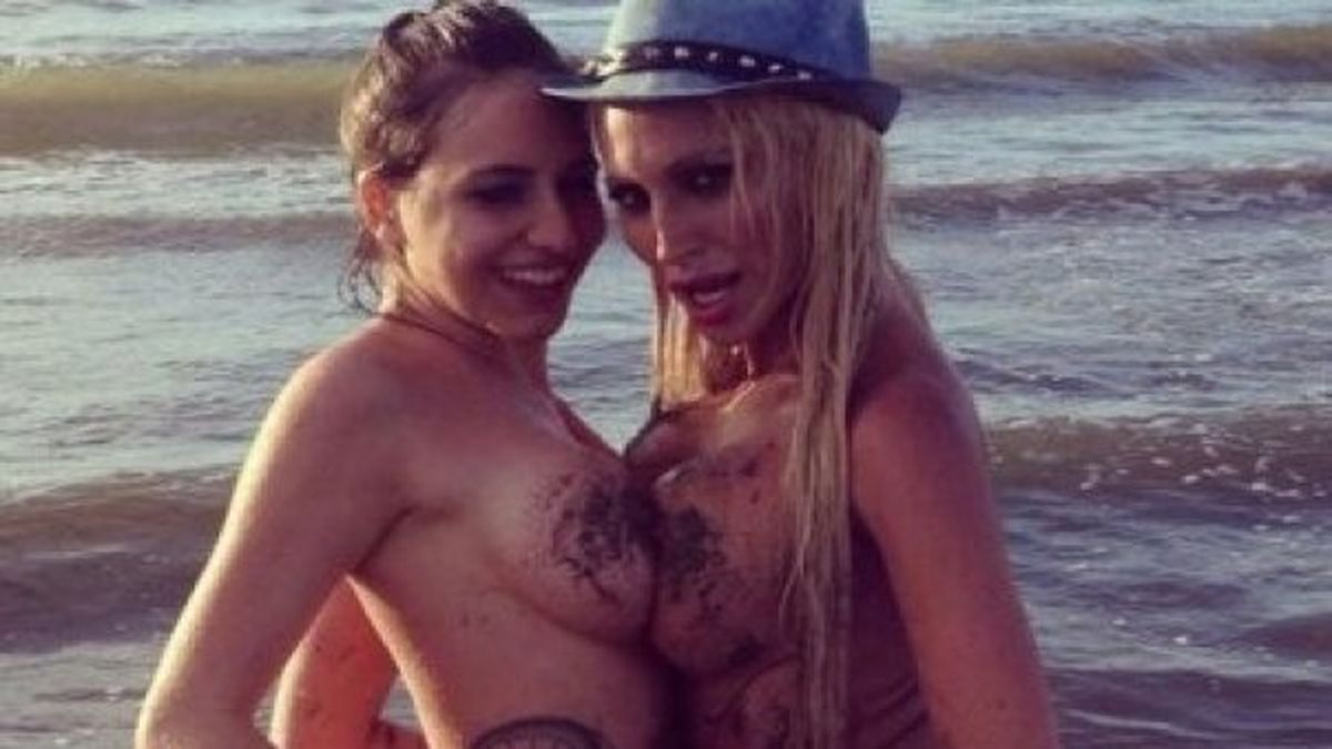 Un topless doble para el infarto de Annalisa y Vicky Xipolitakis
