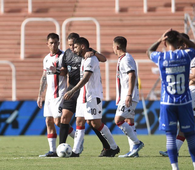 Rapallini acompaña a Banega a retirarse de la cancha luego de expulsarlo el domingo en Mendoza.