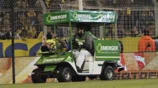 Juan Giménez es retirado en el carrito sanitario tras la lesión de rodilla que sufrió en el empate de Central ante Riestra.
