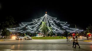 El tradicional arbolito de Navidad de Oroño y Pellegrini se enciende este jueves y permanecerá iluminado hasta el próximo 8 de enero.&nbsp;