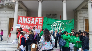 Delegados de los gremios Amsafé Rosario y ATE estuvieron hoy en la sede local del Iapos. Entregaron un petitorio para que cesen los aumentos por servicios complementarios.&nbsp;