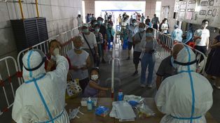 China sufre un rebrote en 35 ciudades y cerró los trenes que llegan a Beijing