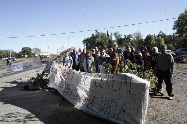 Vecinos con una pancarta que reza: “Que ningún grano de cereal valga más que la vida”.