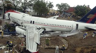 En Honduras un avi&oacute;n de Taca sali&oacute; de pista y se estrell&oacute; contra un comercio