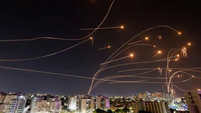 Irán lanzó este martes un ataque con decenas de misiles contra Israel