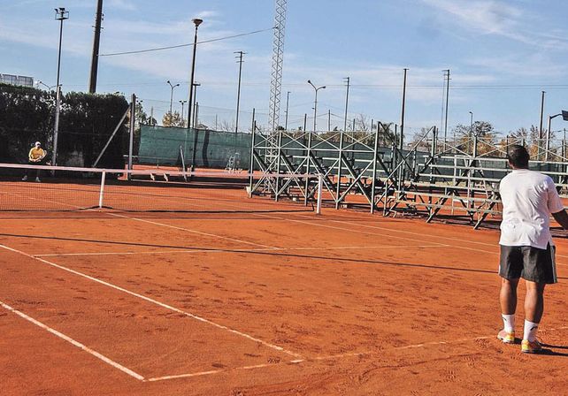 1-De primer nivel. La entidad  cuenta con 10 canchas (con iluminación) de polvo de ladrillo para los adeptos al tenis.