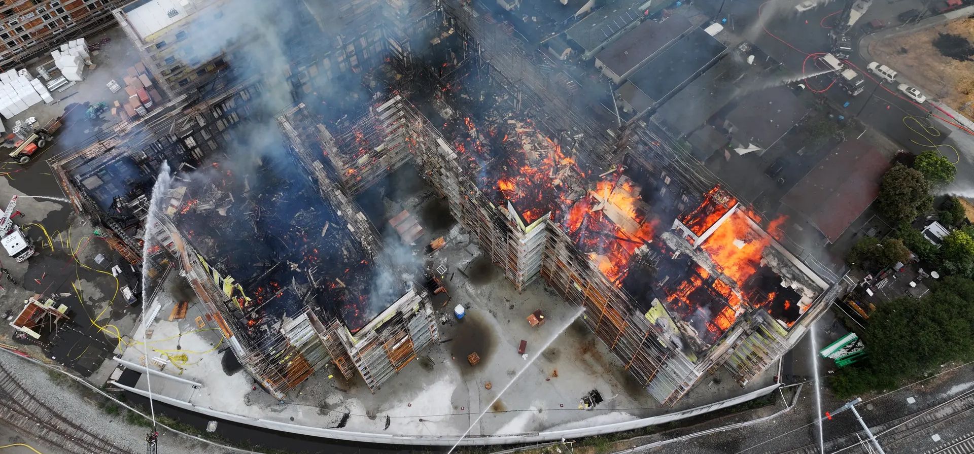 Equipos de bomberos luchan contra un gran incendio en California, Redwood City, Estados Unidos. Fotografía: Anadolu/Getty Images Equipos de bomberos luchan contra un gran incendio en California, Redwood City, Estados Unidos. Fotografía: Anadolu/Getty Images