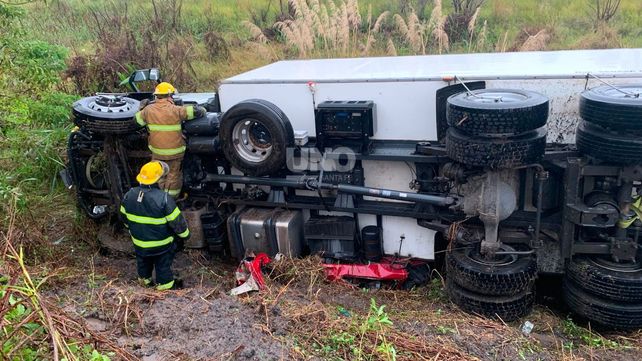 Otra vez, la mortal Ruta 11: un auto terminó incrustado debajo de un camión y murieron dos personas