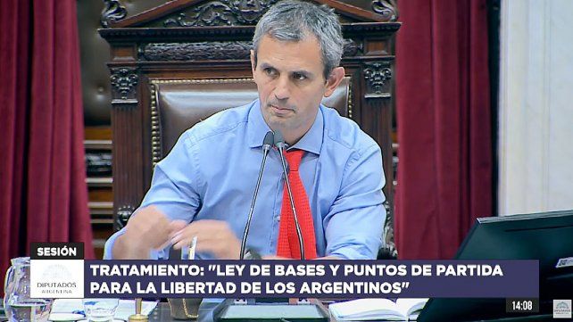 El gobierno sigue negociando articulados de la Ley Ómnibus cuya discusión continuó este jueves