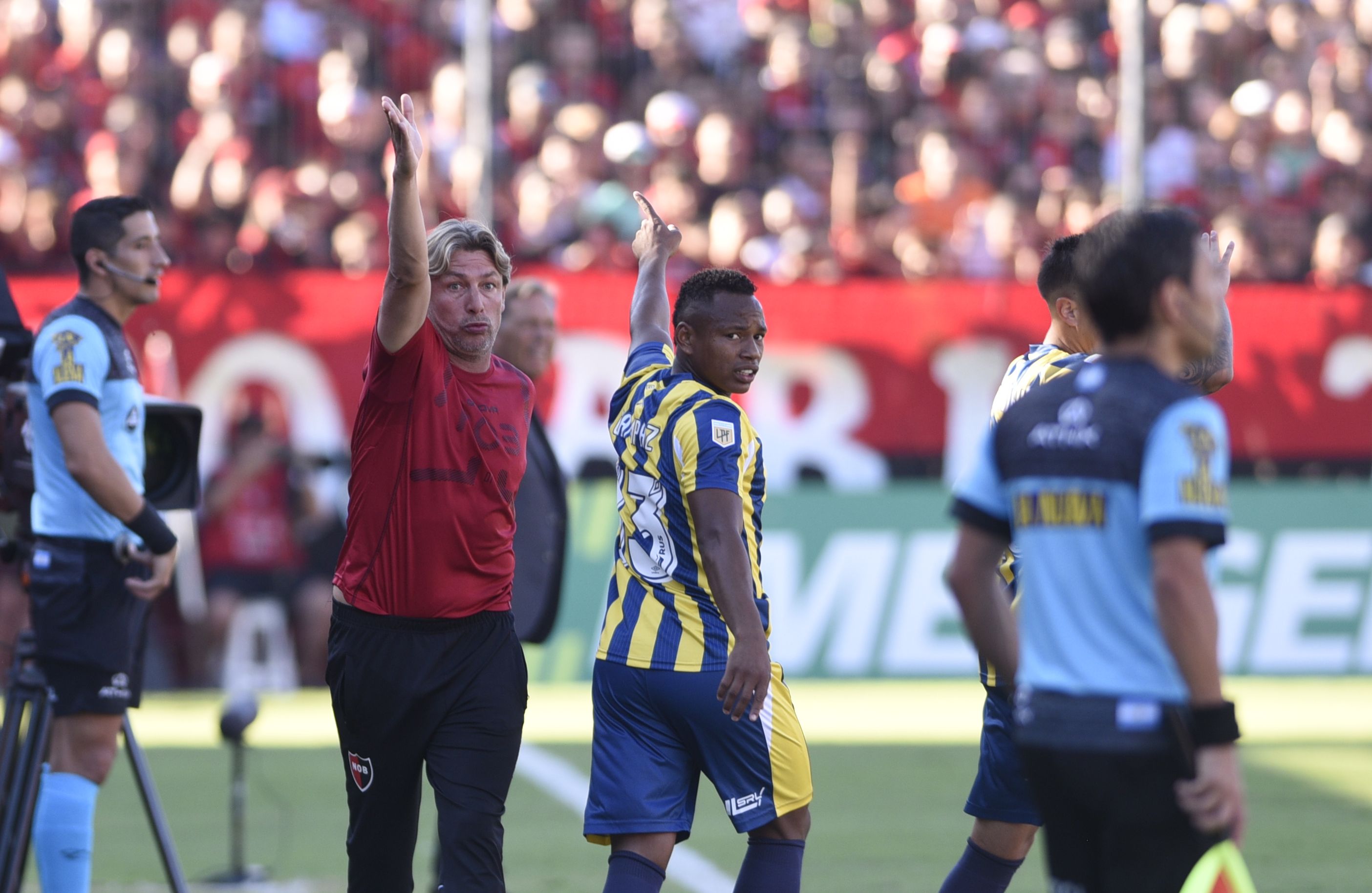 Para allá. Heinze indica para quién es la pelota y Campaz reclama lo contrario. Fue el último antecedente clásico.