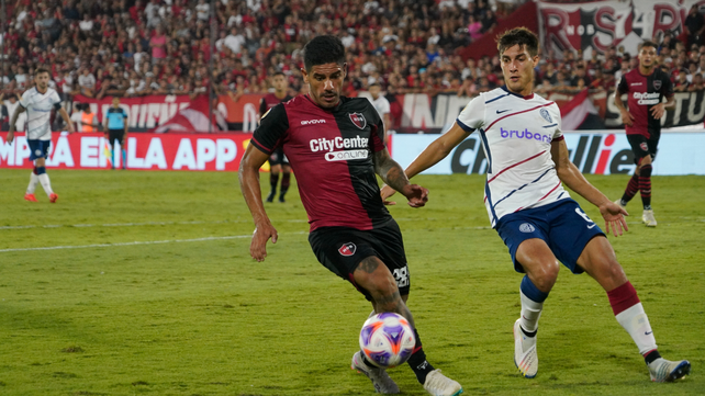 Jorge Recalde encabeza un ataque frente a Gattoni.  El nueve de Newell