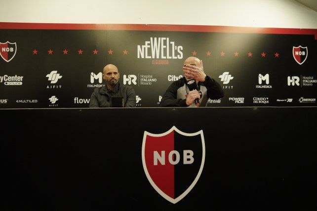 Otros tiempos. Hace dos meses Ariel Michaloutsos presentó al Gallego Méndez como DT de Newells. En las últimas semanas la relación se desgastó.
