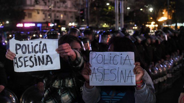 Un muerto tras represión durante una protesta en el Obelisco
