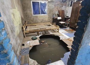 Caímos al agua: un socavón en el dormitorio y el dramático rescate de una familia en barrio Villa Hipódromo