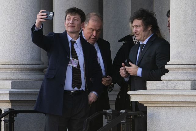 Selfie. El presidente electo Javier Milei sale de la Casa Blanca. Prometió total alineamiento con la política de EEUU.