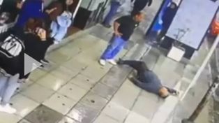 El empleado del resrautante observa al hombre al que golpeó y noqueó luego de que quisiera entrar al baño del local.