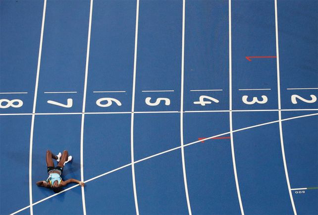 Una caída que vale oro: Miller, de Bahamas, ganó los 400 metros en un final increíble