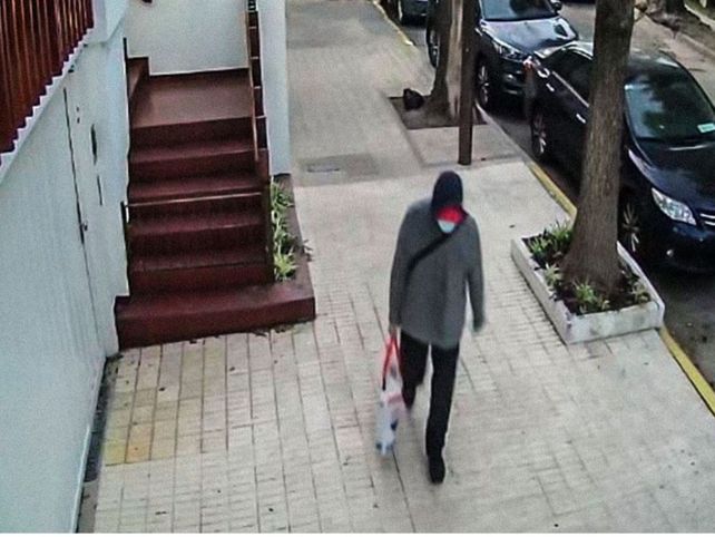 Imagen repetida. Los videos grabaron a esta persona de ida y vuelta.