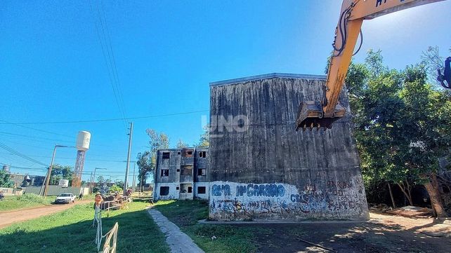Se calcula que en cada edificio viven alrededor de 18 familias. El plan prevé la relocalización de los residentes en nuevas viviendas aledañas.