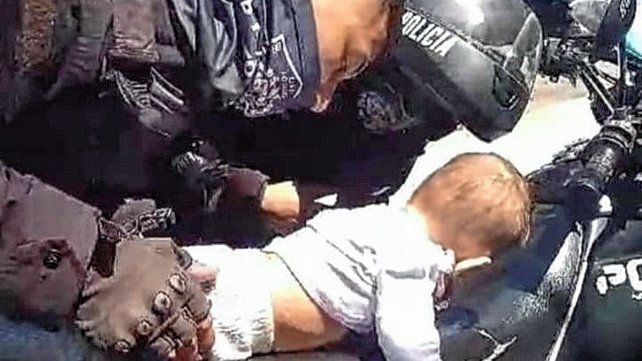 Los policías rosarinos le salvaron la vida a una bebé de seis meses. 