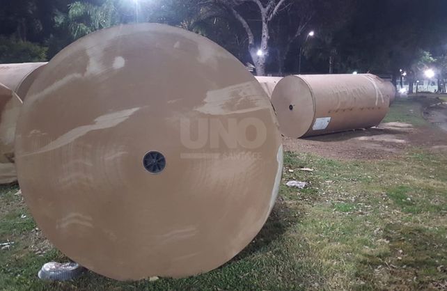 Bobinas de papel madera sobre 27 de Febrero.&nbsp;