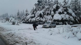Rutas cortadas y sin luz en Chubut y Santa Cruz por el temporal de nieve, lluvia y viento
