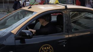 Un taxista trabaja medio mes solo para pagar costos fijos