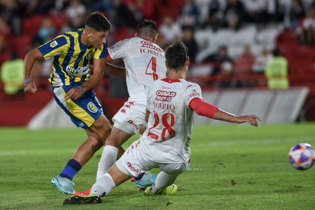 Veliz remata de media vuelta, pero la pelota se irá al córner. Los tres puntos dejaron a Central cerca del líder River.