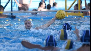 Toda emoción en la gran final del waterpolo en el parque Independencia. GEBA le ganó por penales a Gimnasia.