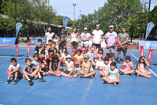 Los colonos del Polideportivo Parque del Mercado disfrutaron de una jornada de tenis.