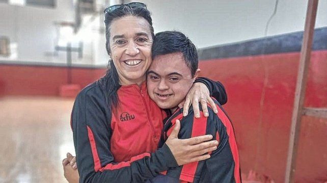 El fútbol inclusivo de Patronato se prepara junto a su entrenadora Carina Landra.
