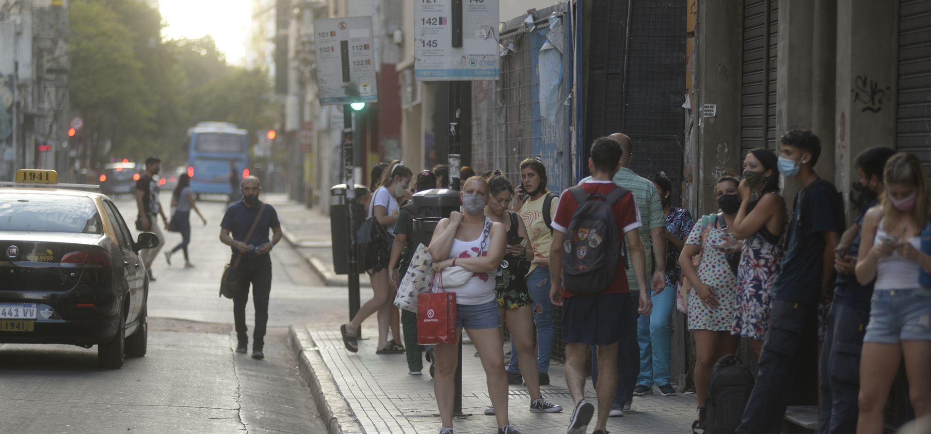 La mala frecuencia del transporte público agrava la inseguridad de Rosario. Crecen las denuncias de vecinos de diversos puntos de la ciudad que se sienten expuestos cuando esperan en la calle colectivos que demoran hasta 60 o 90 minutos.
