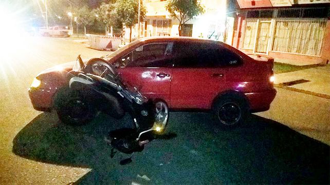 Un auto dobló en U y chocó a una moto: una joven fue llevada al hospital
