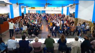Manos alzadas. Los municipales avalaron el acuerdo que les permitirá no perder el poder adquisitivo de sus salarios frente a la inflación.