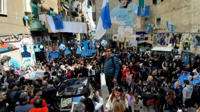 Ola de turistas invade Nápoles para visitar el famoso mural de Maradona
